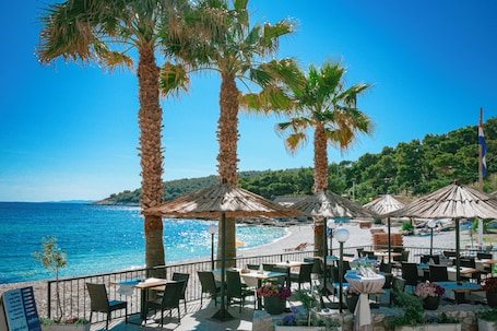 Se sirven desayunos y cocina mediterránea, con vista a la playa . Hotel Fortuna