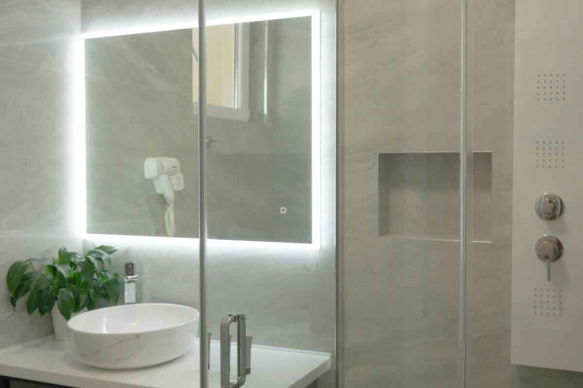 comfort double room, 1 bedroom, city view | bathroom | shower, hydromassage showerhead, free toiletries, hair dryer