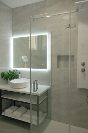 Comfort Double Room, 1 Bedroom, City View | Bathroom | Shower, hydromassage showerhead, free toiletries, hair dryer - Hotel Fortuna (Hvar)