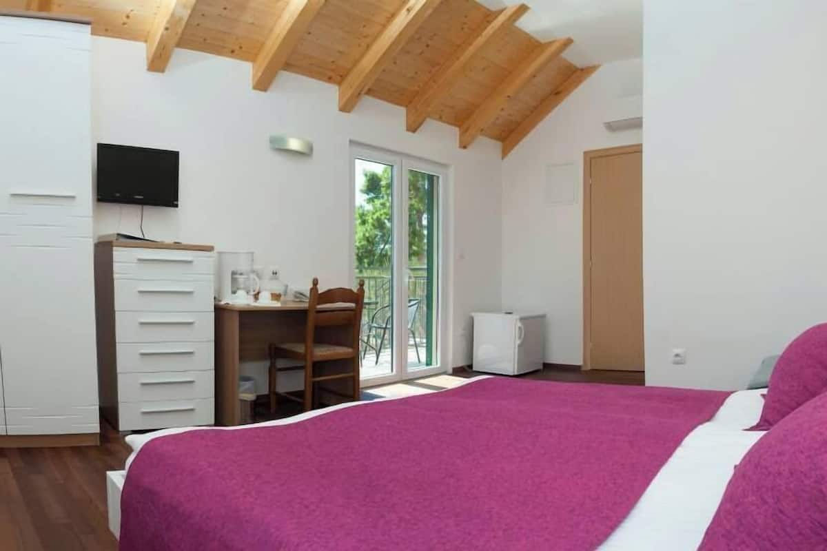 Klassieke kamer, 1 queensize bed, uitzicht op zwembad, bijgebouw | 1 slaapkamer, een kluis op de kamer, een bureau, een laptopwerkplek