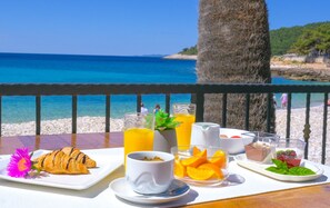 包含每日自助早餐