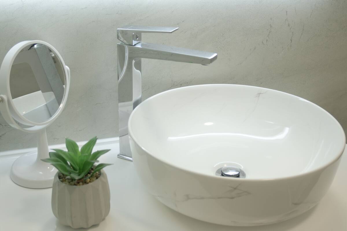 shower, hydromassage showerhead, free toiletries, hair dryer