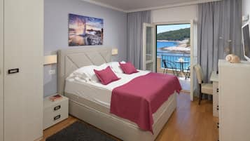 خزنة داخل الغرفة ومكتب ومساحة عمل للكمبيوتر المحمول وستائر تعتيم