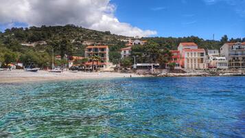 على الشاطئ، كراسي للتشمس، مظلات الشاطئ، مناشف للشاطئ