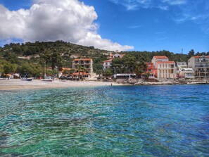 在海滩、沙滩椅、海滩遮阳伞、沙滩毛巾