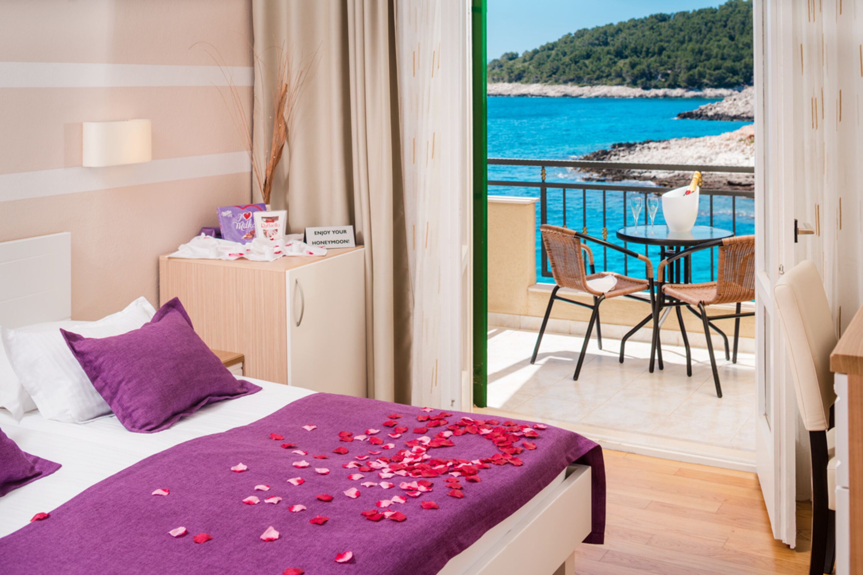 superior double room, balcony (sea view) | 1 bedroom, in-room safe, desk, laptop workspace