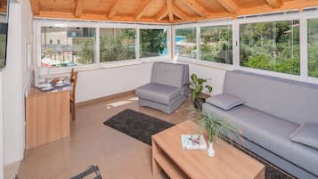 Junior-Suite, Poolblick, Annex | Zimmersafe, Schreibtisch, laptopgeeigneter Arbeitsplatz