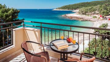 خزنة داخل الغرفة ومكتب ومساحة عمل للكمبيوتر المحمول وستائر تعتيم