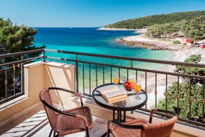 套房, 阳台 (Sea View) | 客房内保险箱、办公桌、笔记本电脑工作区、遮光窗帘