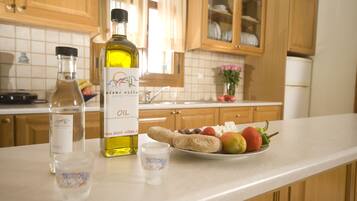 Full-sized fridge, microwave, stovetop, dishwasher