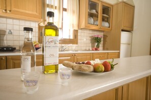 Geladeira grande, micro-ondas, cooktop, lava-louças