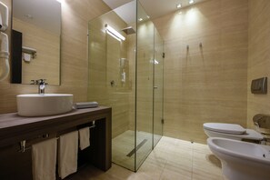 Pillow-top beds, minibar, in-room safe, desk - Sky Tower (Tirana)