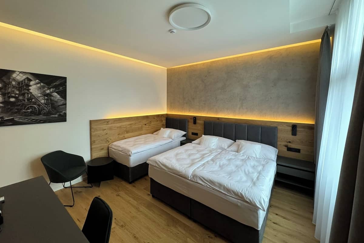 Business Triple Room | 1 bedroom, minibar, in-room safe, desk