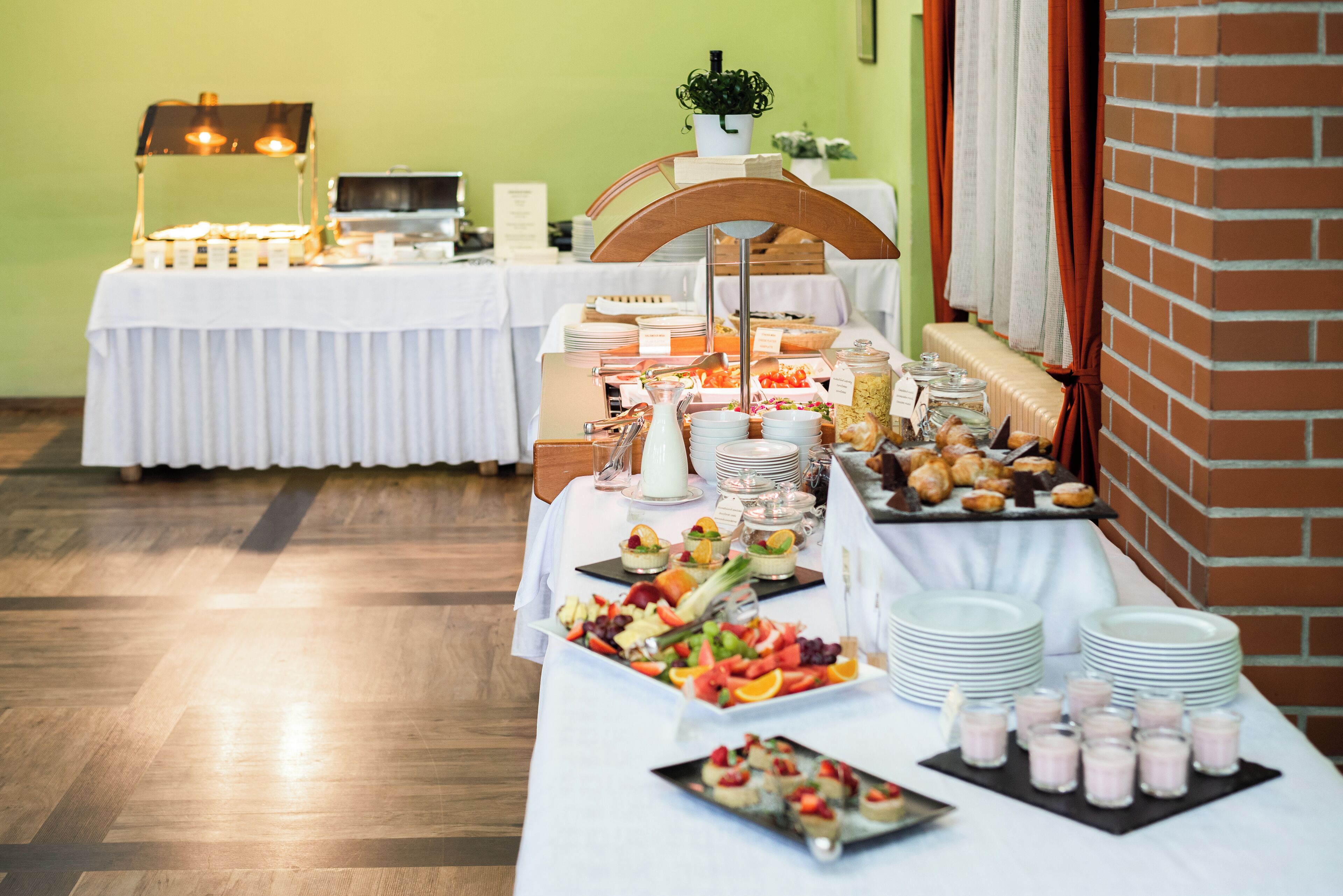 Un tavolo per buffet con diversi cibi e una postazione per il caffè.