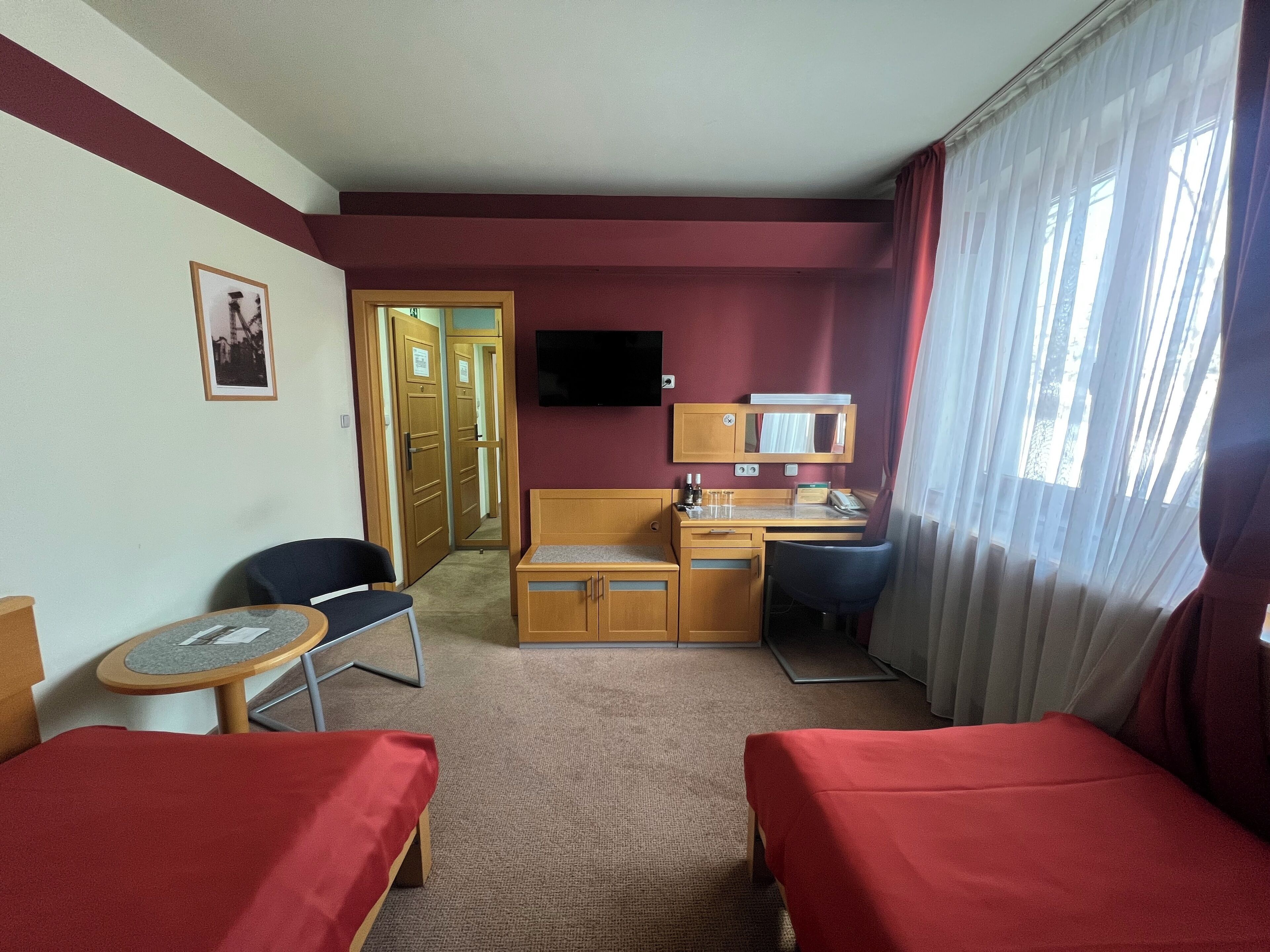 Minibar, caja de seguridad en la habitación y escritorio 