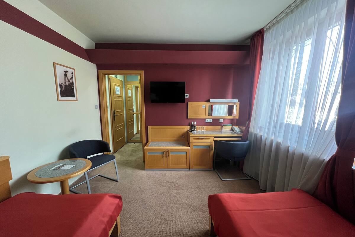 Minibar, caja de seguridad en la habitación y escritorio