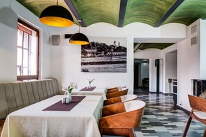 Se sirven almuerzos y cenas, cocina regional