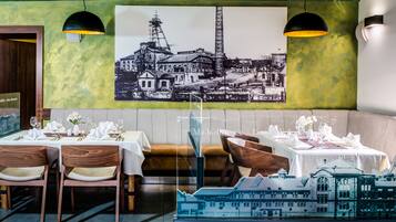 Se sirven comidas, cenas y cocina regional