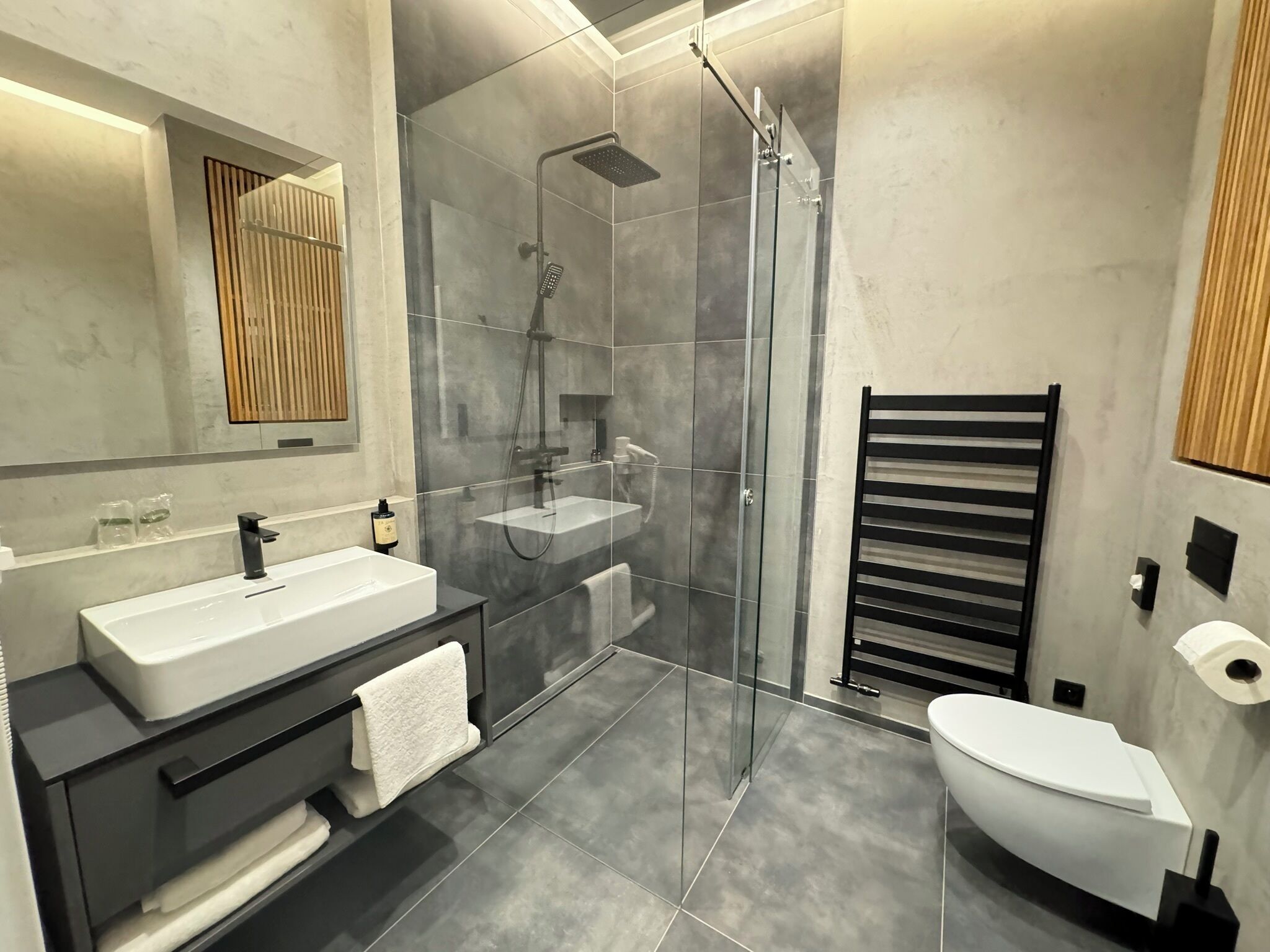 business double room, 1 king bed | bathroom | free toiletries, hair dryer, towels