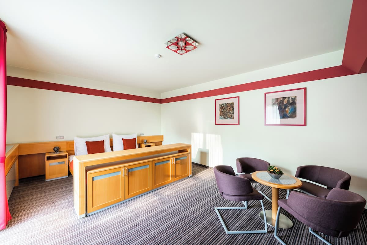 Business Suite, 1 King Bed | 1 bedroom, minibar, in-room safe, desk