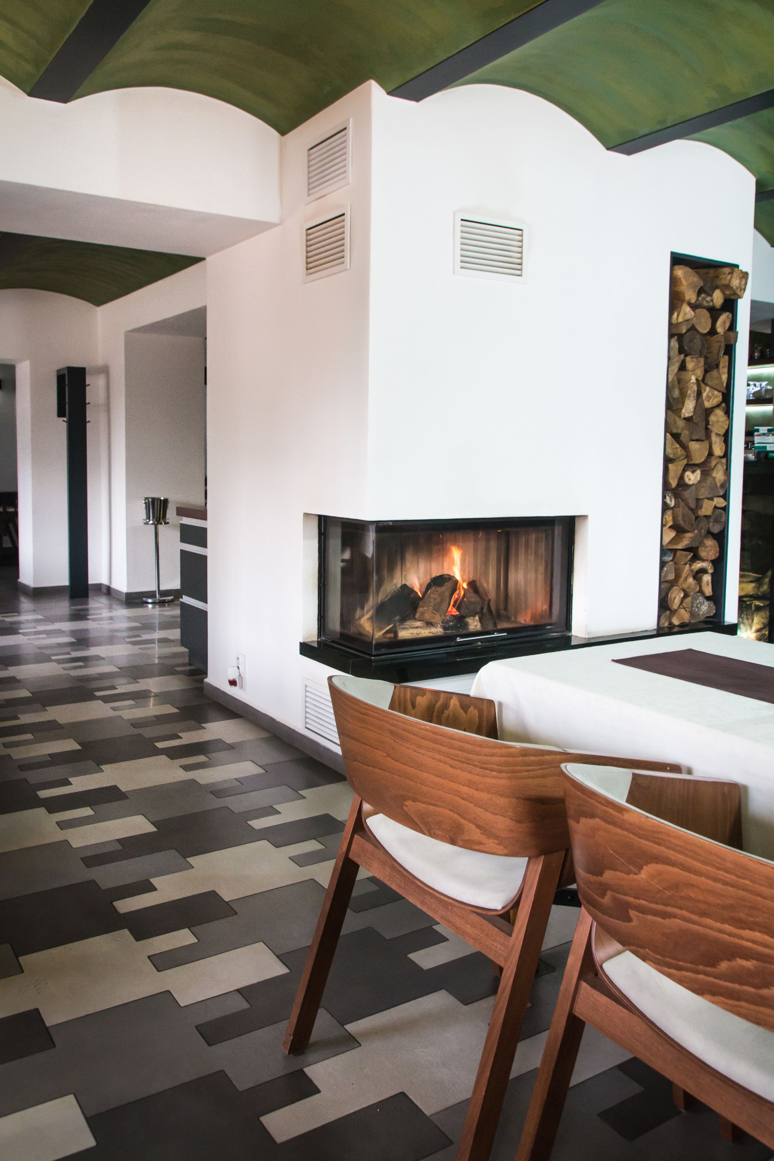 lunch and dinner served, regional cuisine