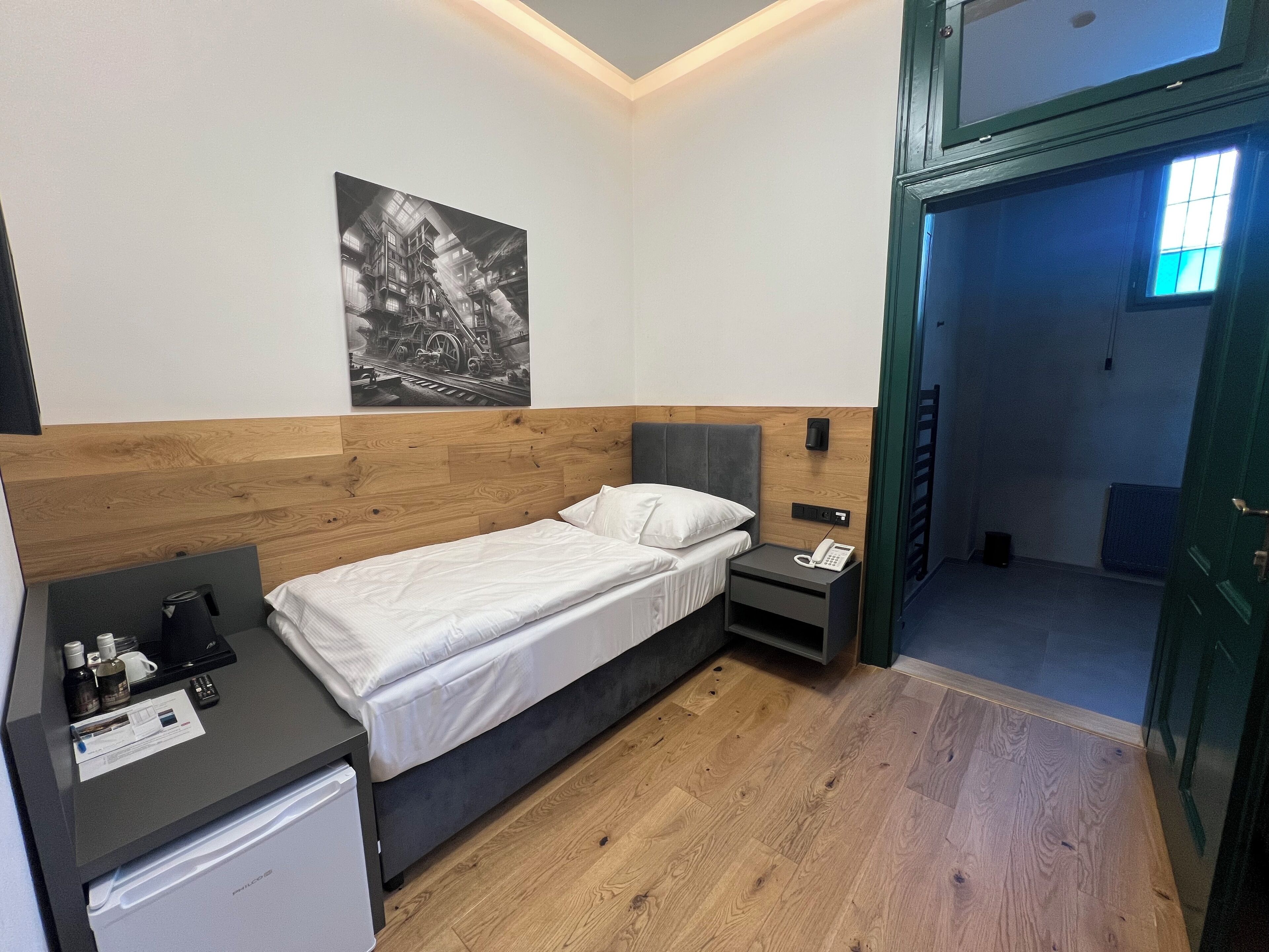 Minibar, caja de seguridad en la habitación y escritorio 