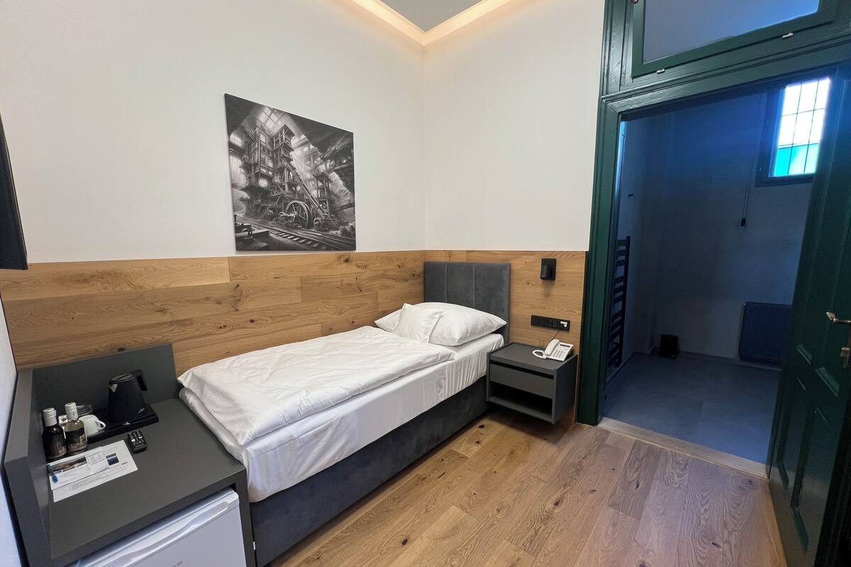 Minibar, caja de seguridad en la habitación y escritorio