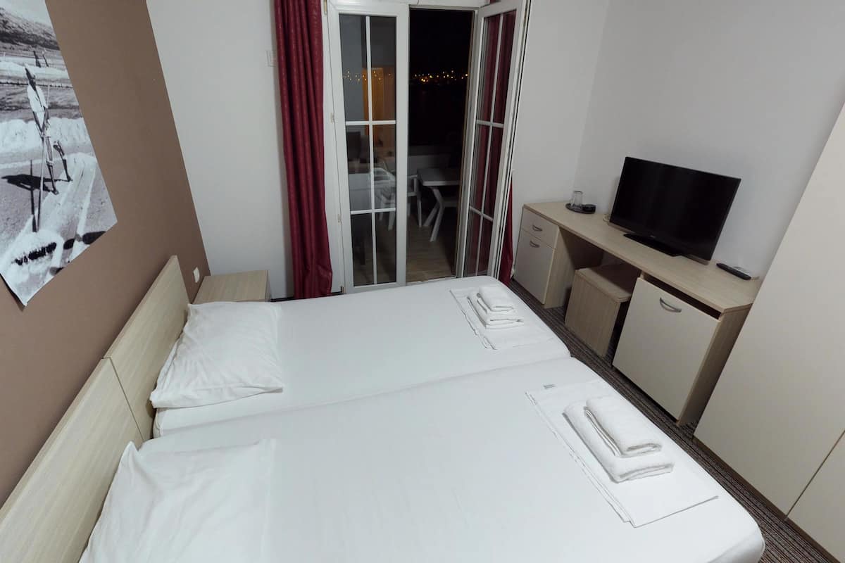 Triple Room, Balcony, Sea View | Minibar, pengeskab på værelset, skrivebord, mørklægningsgardiner