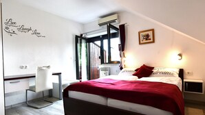A bedroom with a bed, a desk, and a window. - House Jelena (Rakovica)