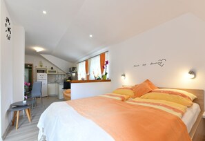 Deluxe Apartment (Studio 1) | Premium bedding, down comforters, memory foam beds, in-room safe - House Jelena (Rakovica)