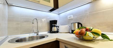 Superior Apartment (Studio 2) | Private kitchen | Stovetop, blender, griddle, eco-friendly cleaning products