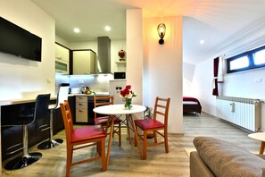 Superior Apartment (Studio 2) | Área de sala de estar | Televisión LED de 80 cm con canales vía satélite, televisión y libros