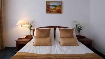 Quarto casal standard, para não fumantes | Cofres nos quartos, escrivaninha, cortinas blackout