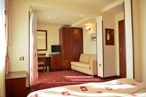 In-room safe, desk, soundproofing, iron/ironing board - Club Hotel Martin (Bansko)