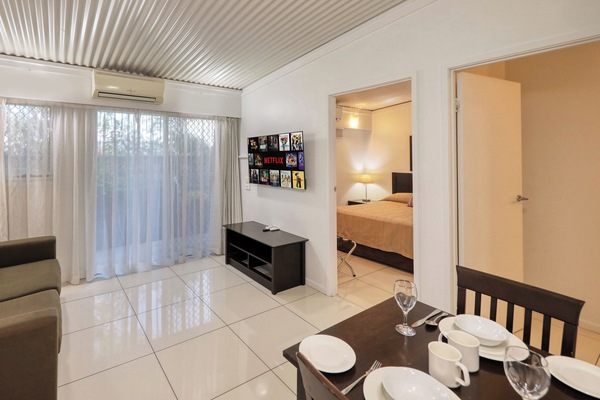Apartamento estándar, 2 habitaciones | Zona de estar | Televisión LCD de 32 pulgadas con canales por cable, una televisión