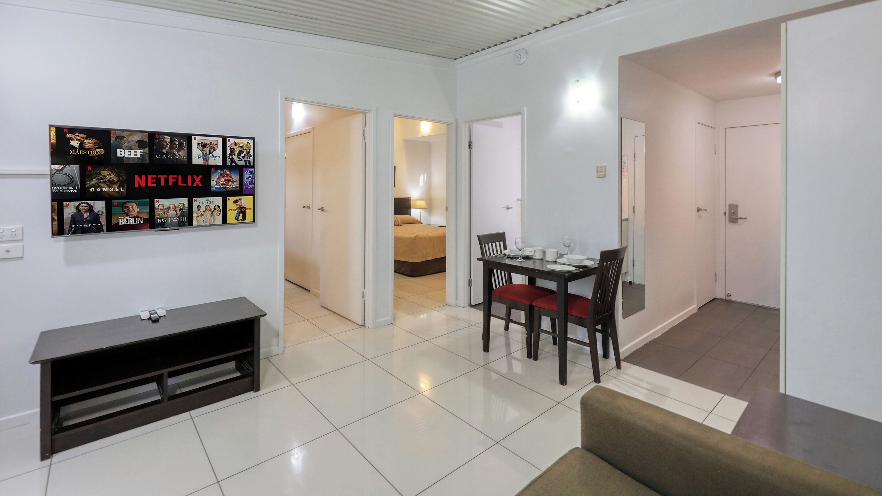 Departamento estándar, 2 habitaciones | Sala de estar | Televisión LCD de 32 pulgadas con canales por cable y televisión 