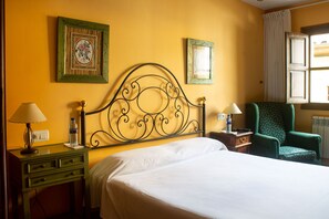 Standard Apartment, 1 Queen Bed, Kitchen, Mountain View