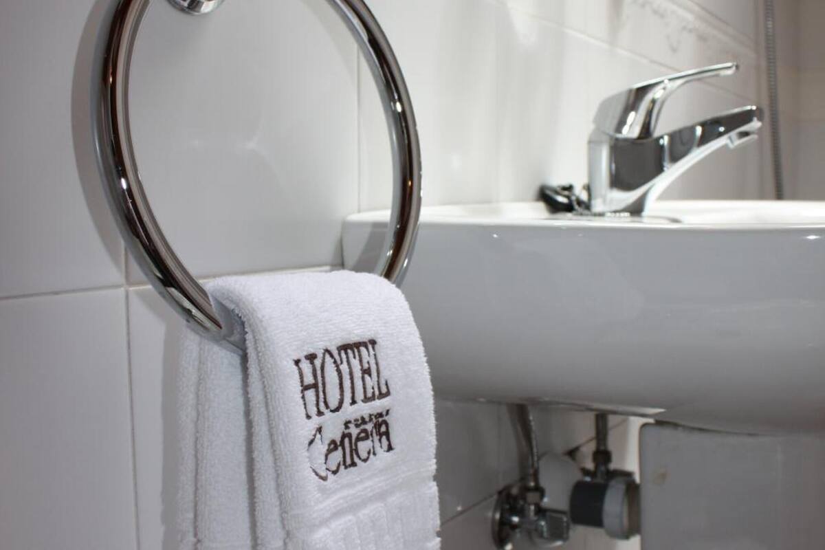 bathtub, deep-soaking bathtub, free toiletries, hair dryer