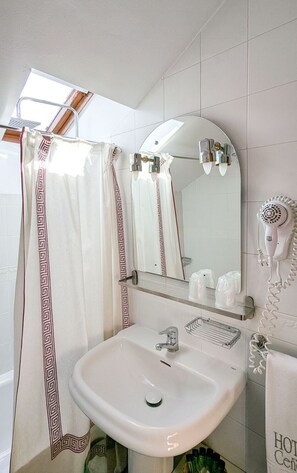Apartment, 2 Bedrooms | Bathroom | Bathtub, deep soaking tub, free toiletries, hair dryer - Alojamientos Cenera (Mieres)