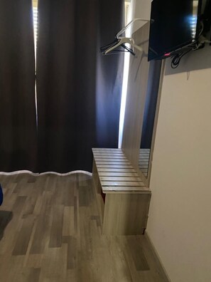 Kahden hengen perushuone | 1 makuuhuone, työpöytä, kannettavalle tietokoneelle sopiva työtila