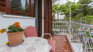 Standaard appartement, 1 slaapkamer, balkon, gedeeltelijk uitzicht op zee | Balkon
