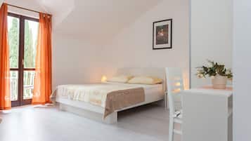 Apartamento standard, 2 quartos, sacada, vista parcial para o mar | Escrivaninha, ferros/tábuas de passar roupa, berços grátis