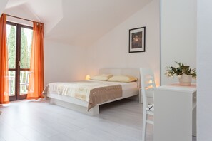 Apartamento standard, 2 quartos, sacada, vista parcial para o mar | Escrivaninha, ferros/tábuas de passar roupa, berços grátis