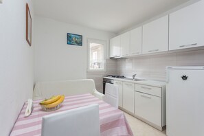Apartamento standard, 1 quarto, sacada, vista parcial para o mar | Cozinha privada | Geladeira grande, micro-ondas, cooktop, cafeteira/chaleira