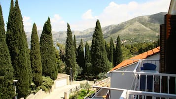 Apartamento, sacada, vista parcial para o oceano | Vista do quarto