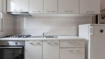 标准公寓, 1 间卧室, 阳台, 部分海景 | 私人厨房 | 大冰箱、微波炉、炉灶、茶具/咖啡用具