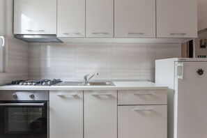 Apartamento standard, 1 quarto, sacada, vista parcial para o mar | Cozinha privada | Geladeira grande, micro-ondas, cooktop, cafeteira/chaleira