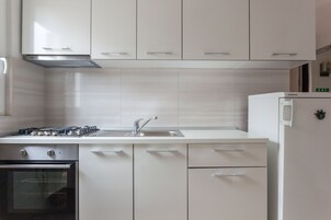Refrigerador con freezer, microondas, placa de cocina, cafetera/tetera