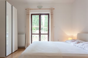 Standard Studio | Desk, iron/ironing board, free cribs/infant beds, free WiFi