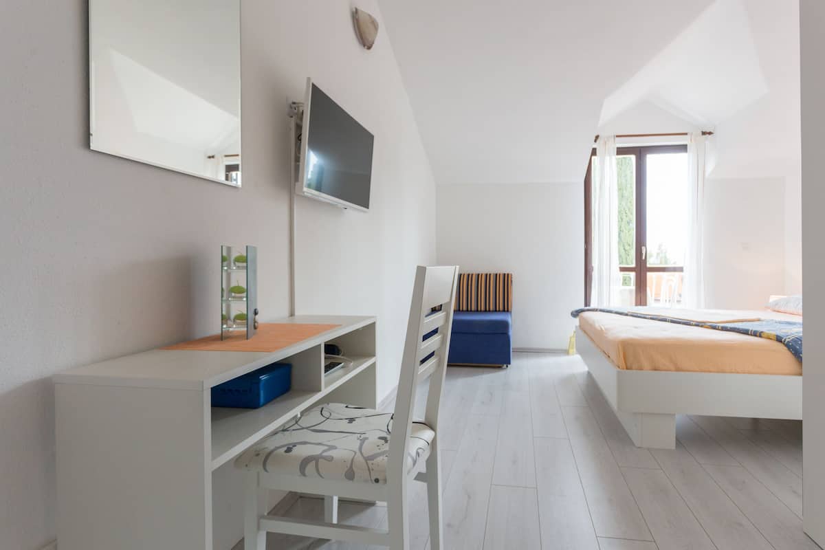 Appartement, balkon, gedeeltelijk uitzicht op oceaan | Een bureau, een strijkplank/strijkijzer, gratis babybedden, gratis wifi